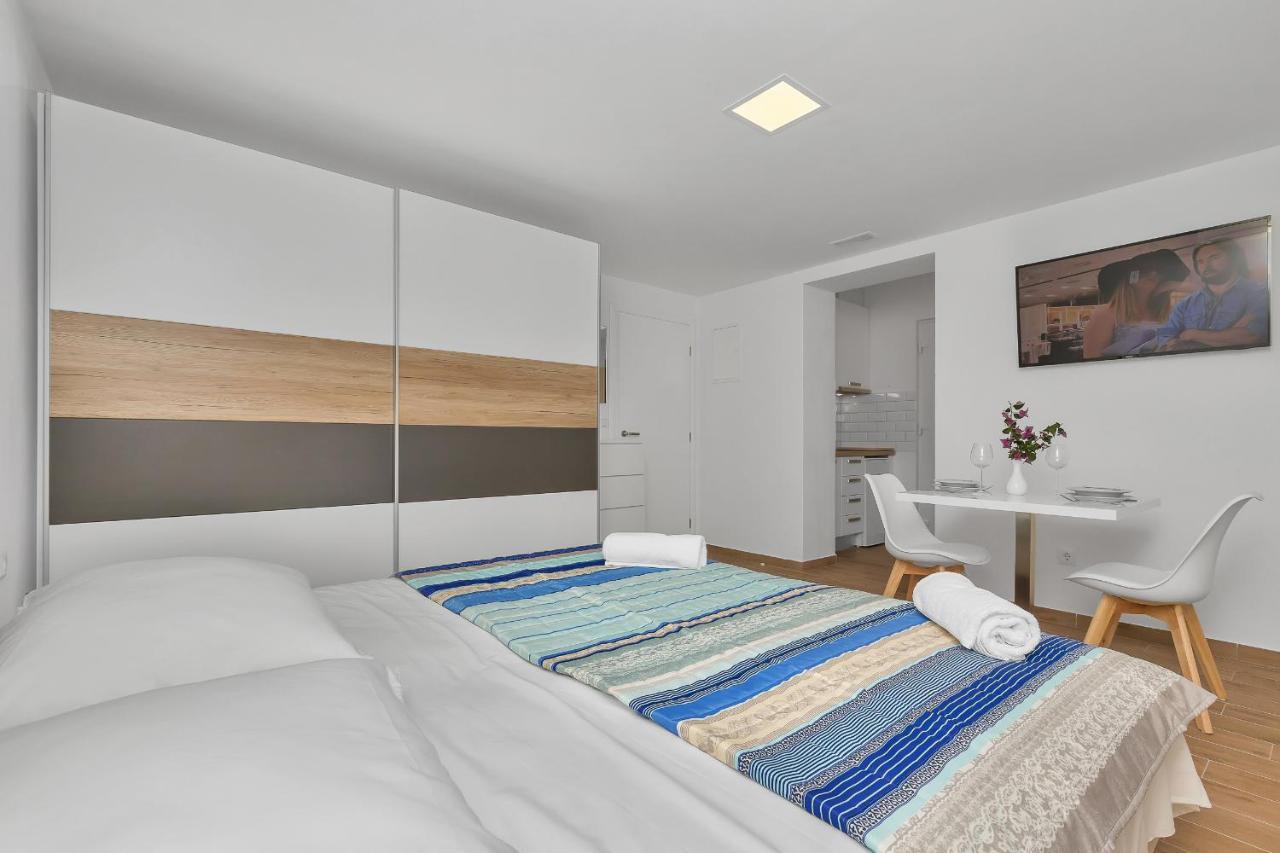 Guesthouse Lara Makarska Extérieur photo